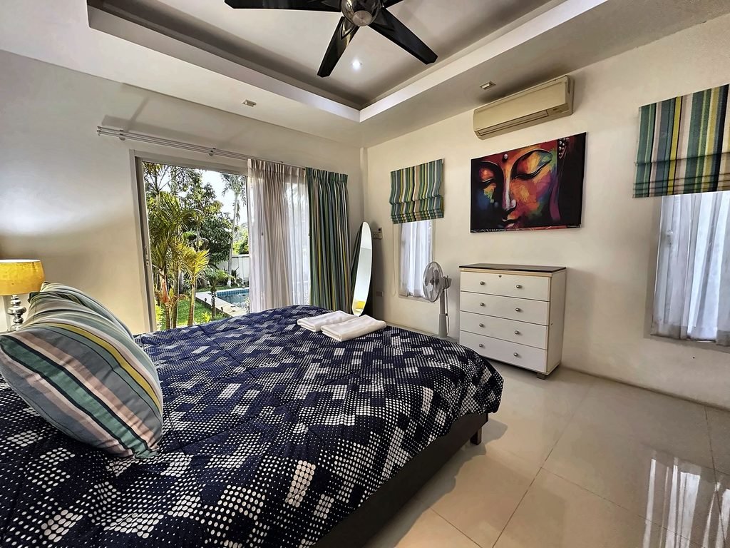 BangsarayPool villa master bed